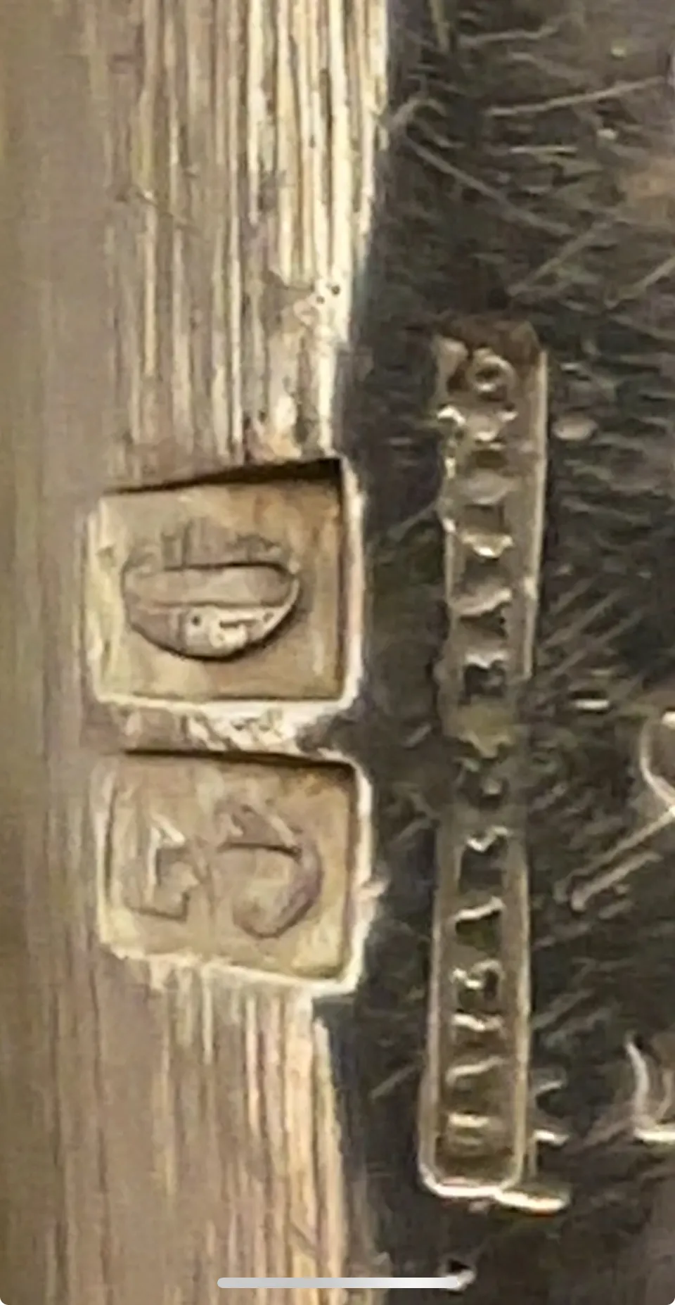 Antiker Kuchenteller mit kunstvoller Dekoration und sichtbaren Stempeln.