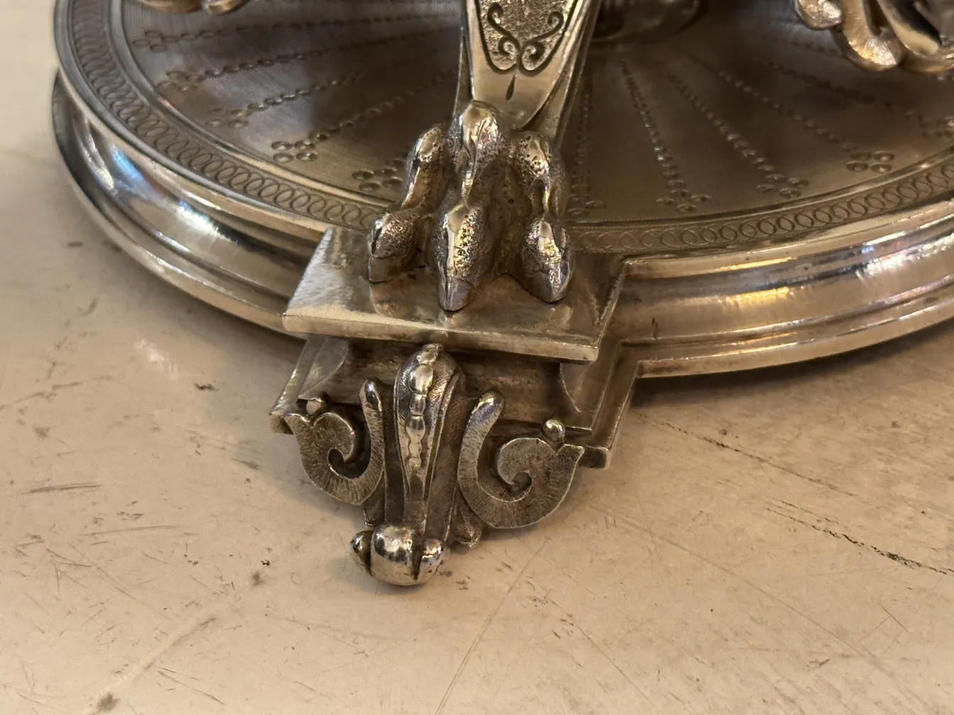 antik Kuchenteller mit dekorativem Fuß und feinen Details