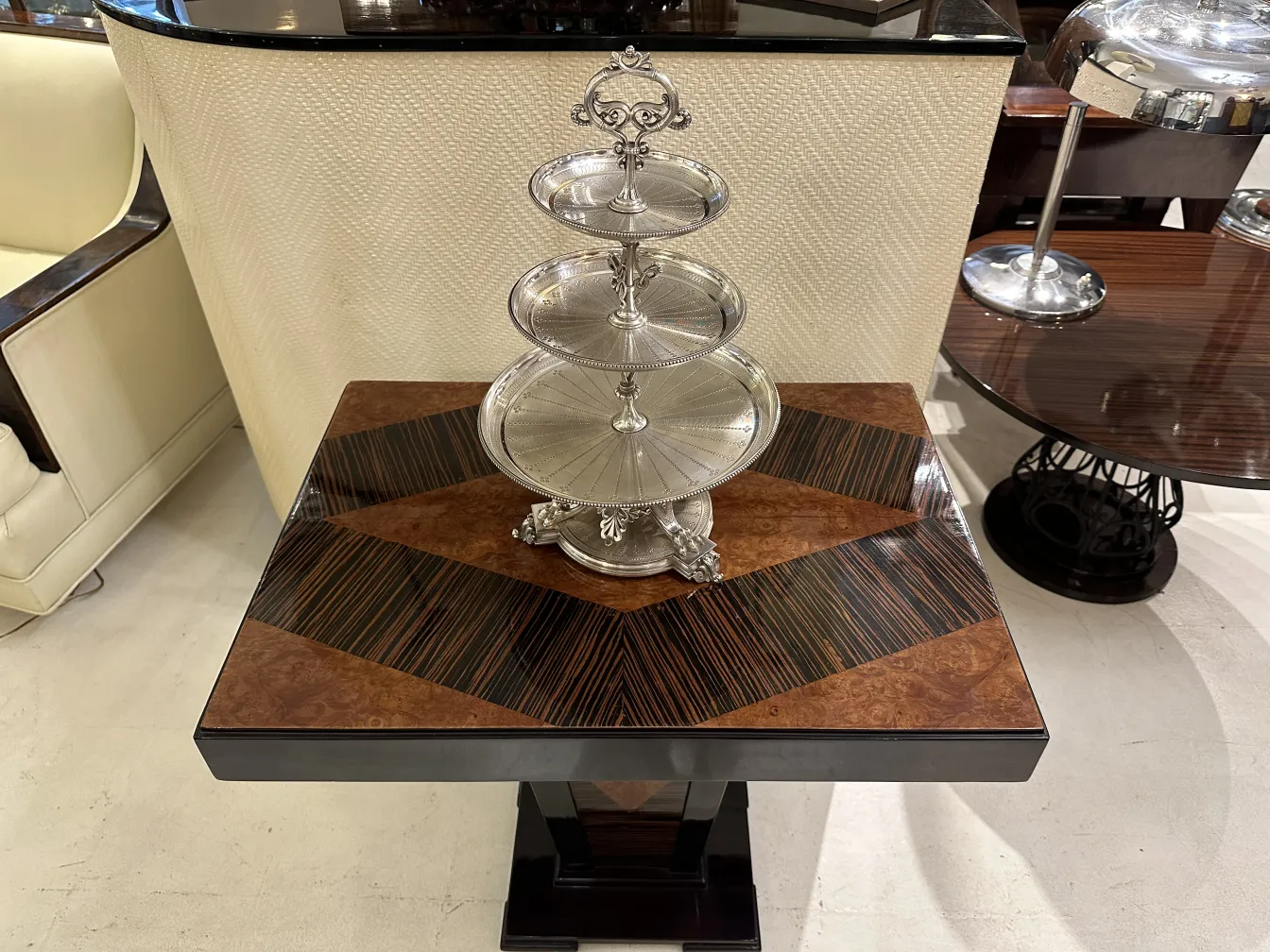 तीन स्तर का पुराना पेस्ट्री प्लेट टेबल पर रखा है।