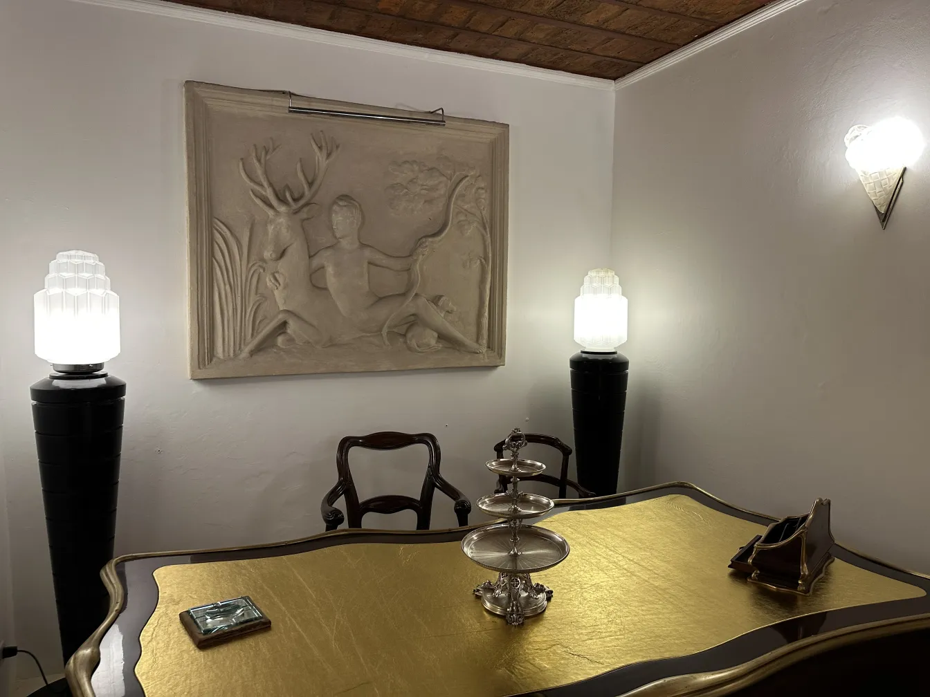 Piatto da dolci antico su un tavolo decorato con luce soffusa.