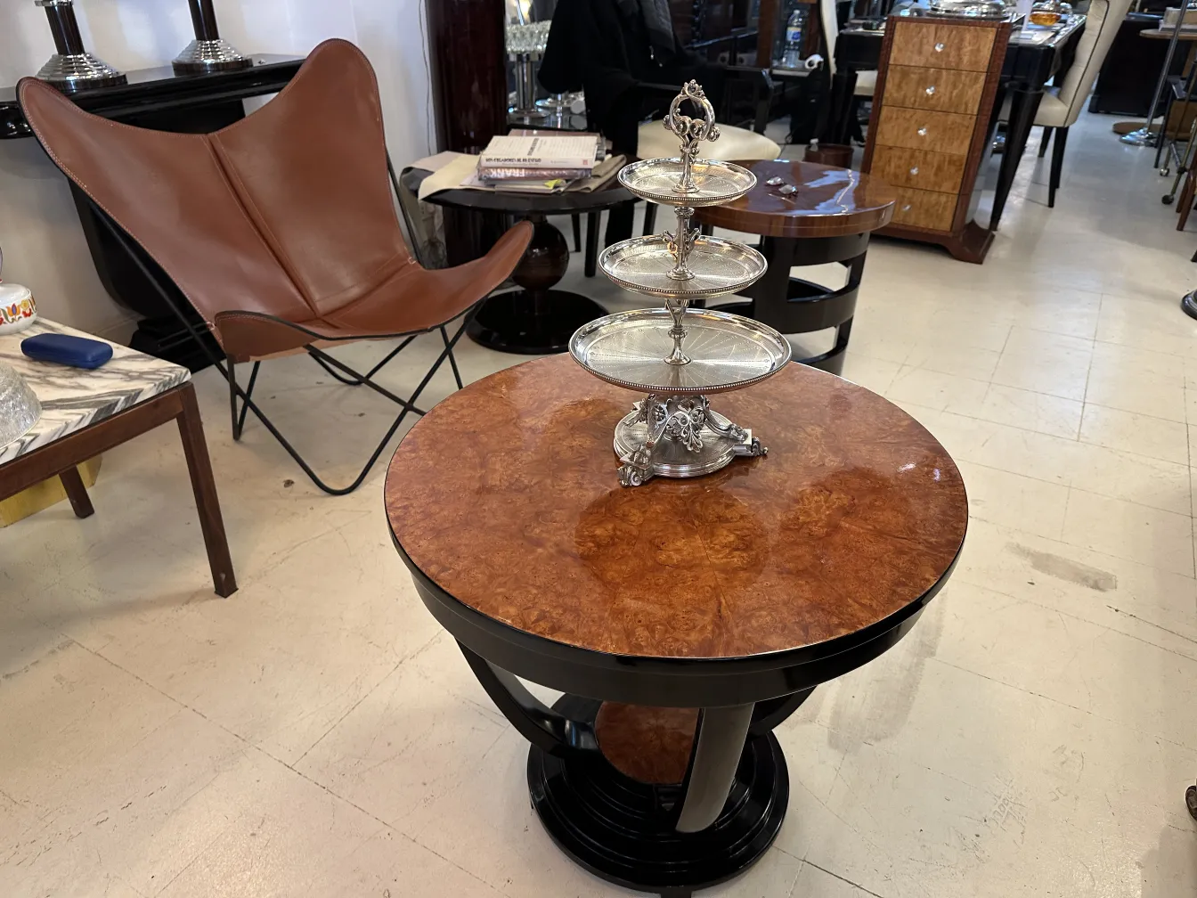 Antiker Kuchenteller mit dekorativem Design in eleganter Umgebung.