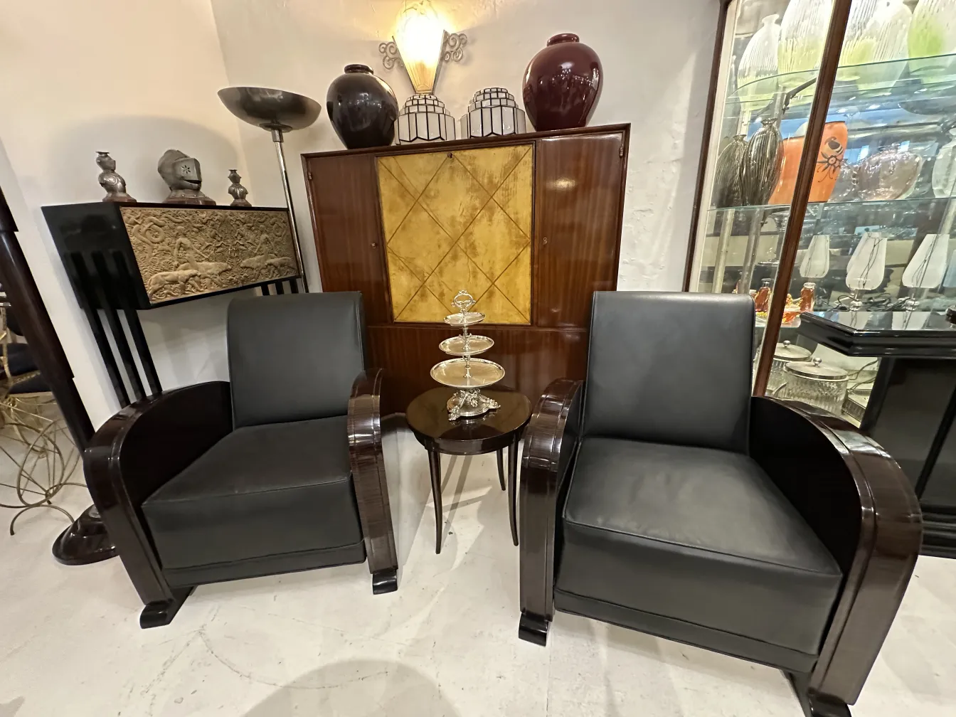 Piatto da dolci antico con fondo decorato e supporto elegante.