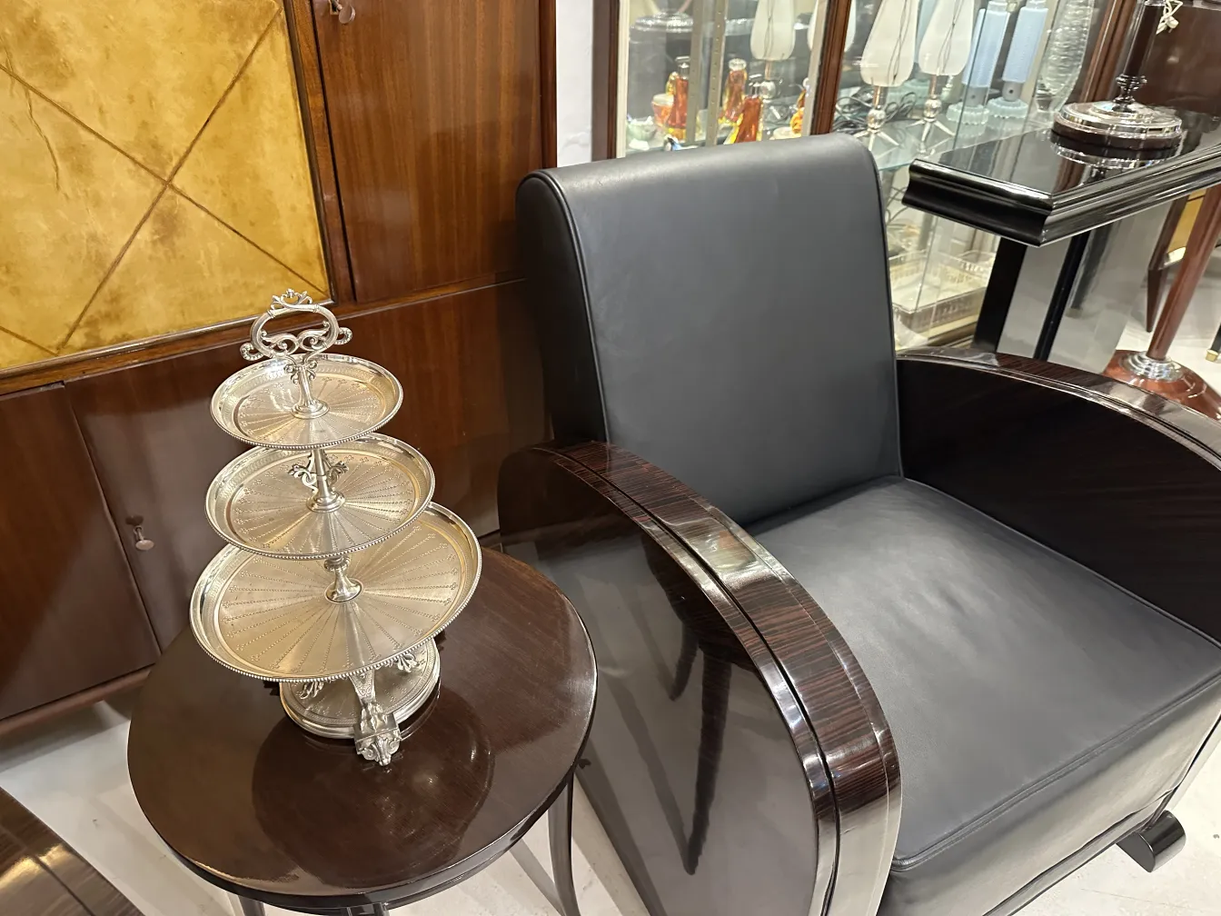 plat à pâtisserie ancien avec plusieurs niveaux et design subtil