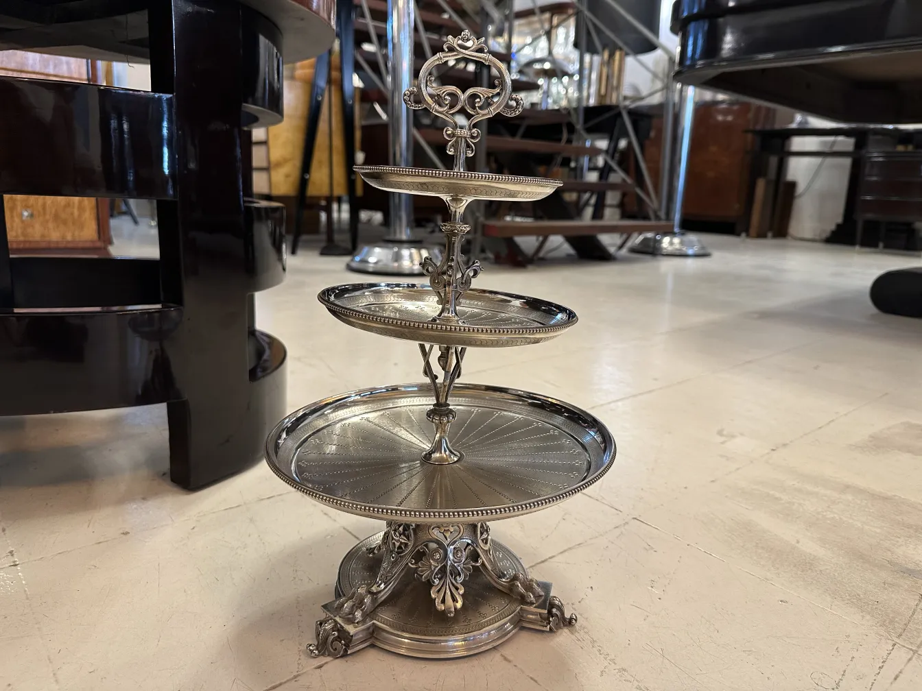 Plat ancien à pâtisserie avec design décoratif dans un cadre vintage