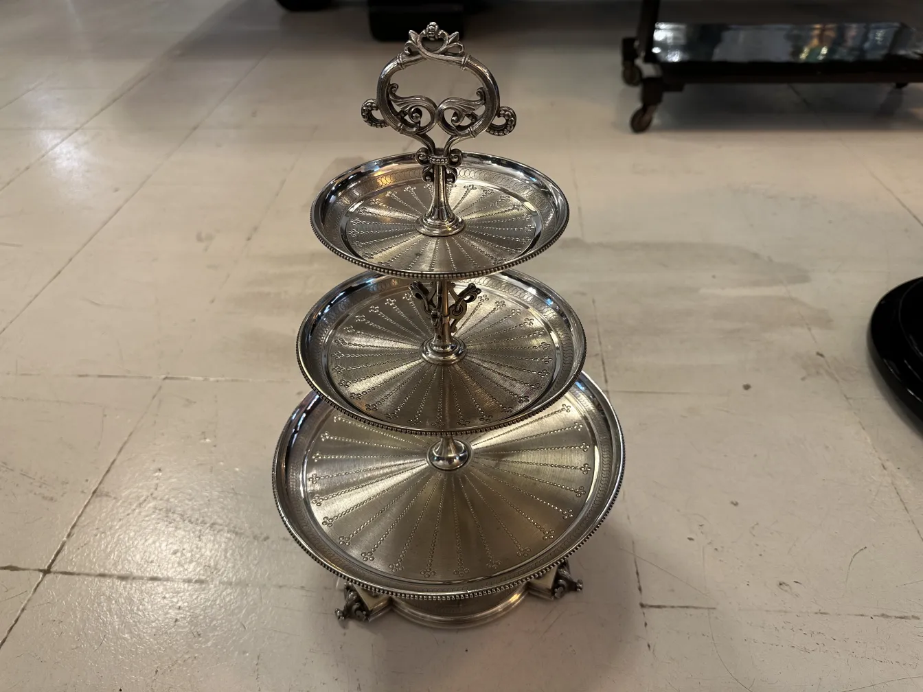 plat à pâtisserie ancien à trois niveaux, design orné, élégant