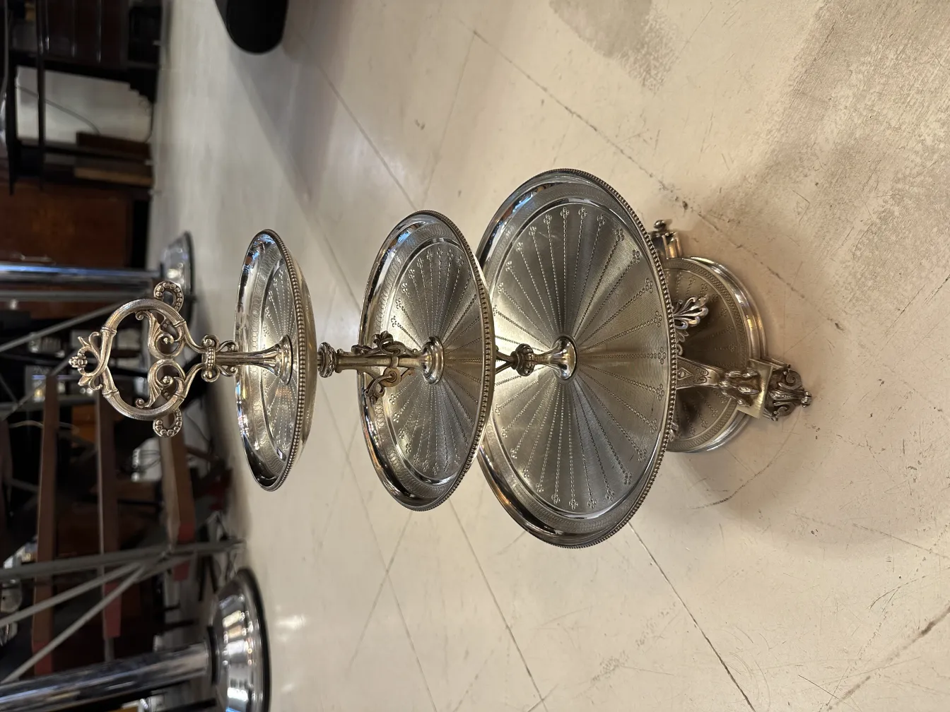 Антикварное блюдо для выпечки с тремя уровнями и декоративной ручкой.