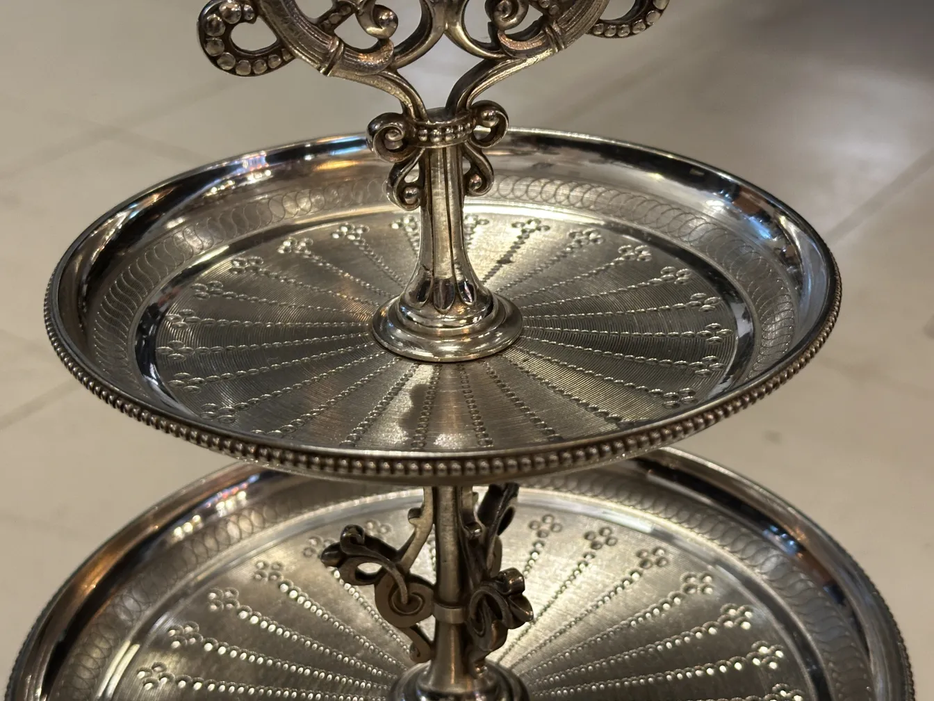 Prato de massas antigo com design elegante e dois andares.