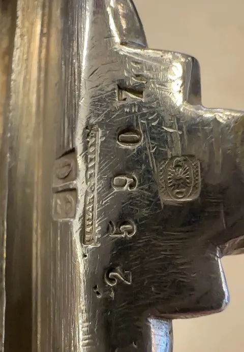 Plat à pâtisserie antique avec détails décoratifs.