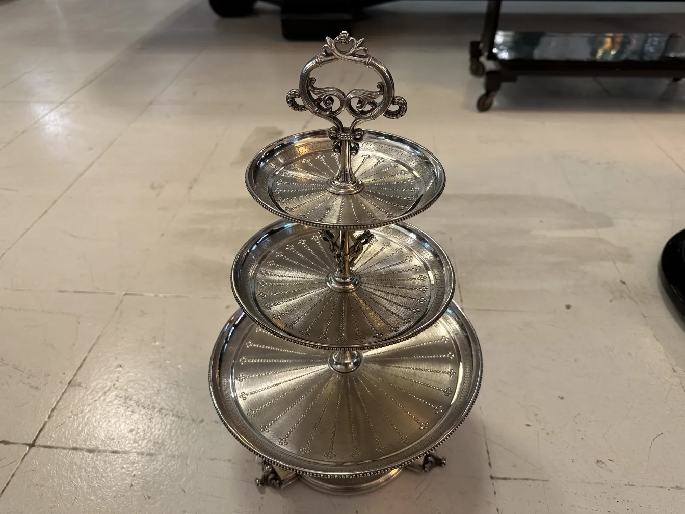 Prato de massas antigo de três camadas com decoração