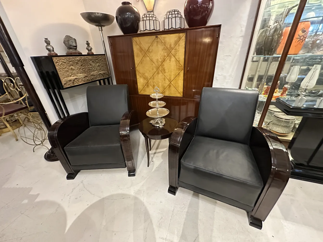 Prato de massas antigo decorativo em um ambiente elegante, com cadeiras e lâmpadas.