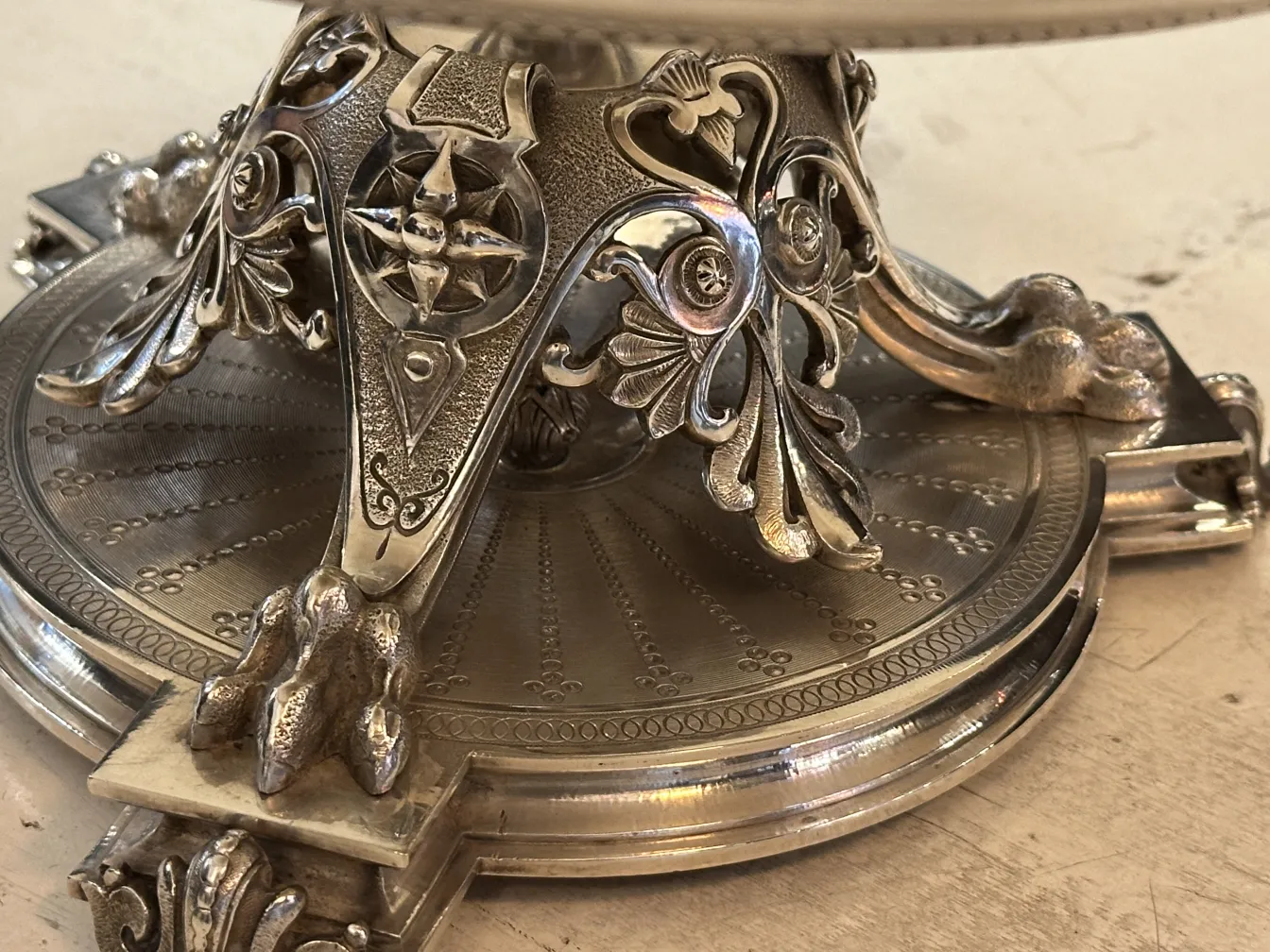 Plat à pâtisserie ancien avec une base décorative détaillée, réalisé dans un design artistique.