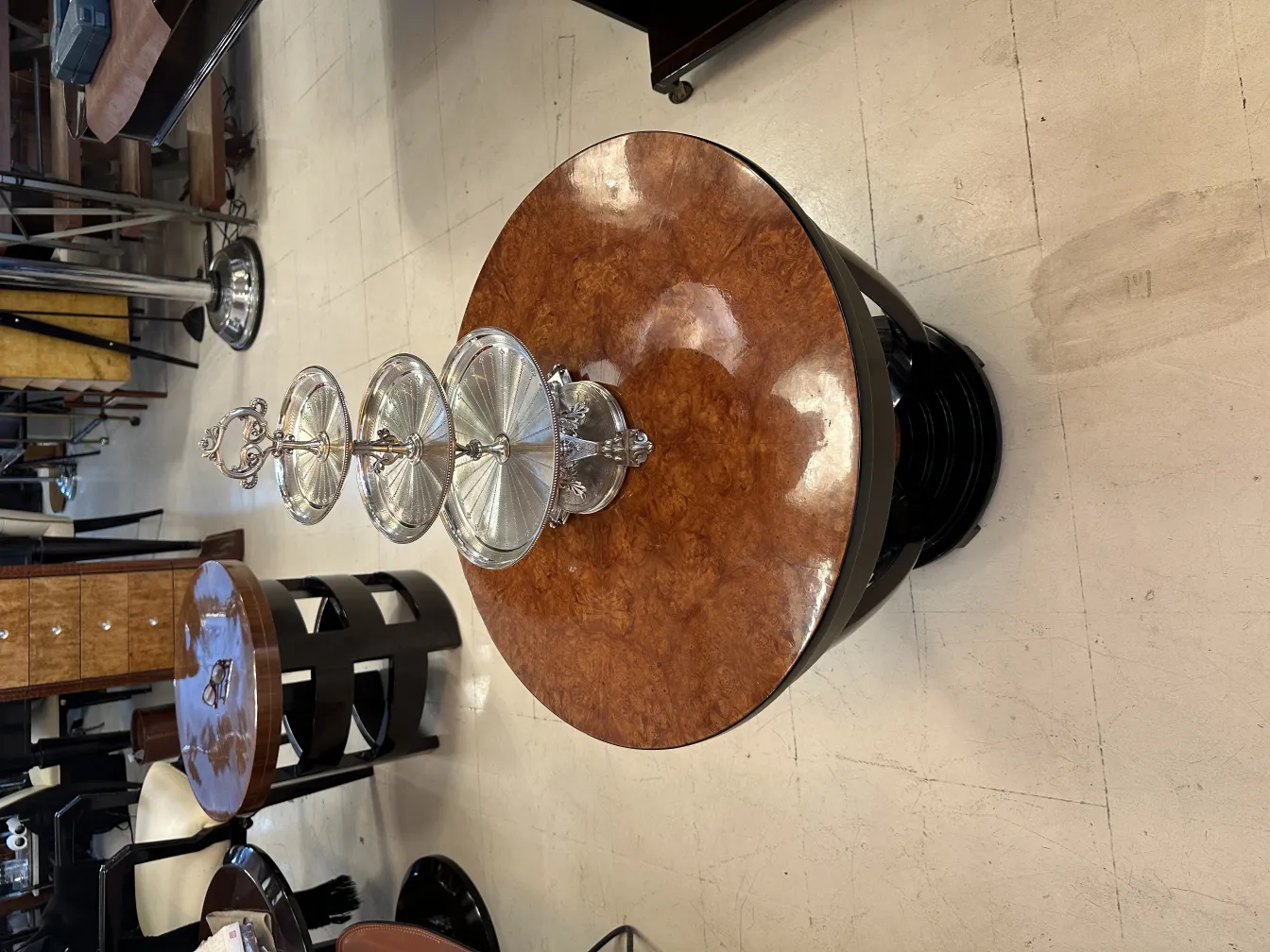 アンティークなケーキ皿、階層デザイン、エレガント。