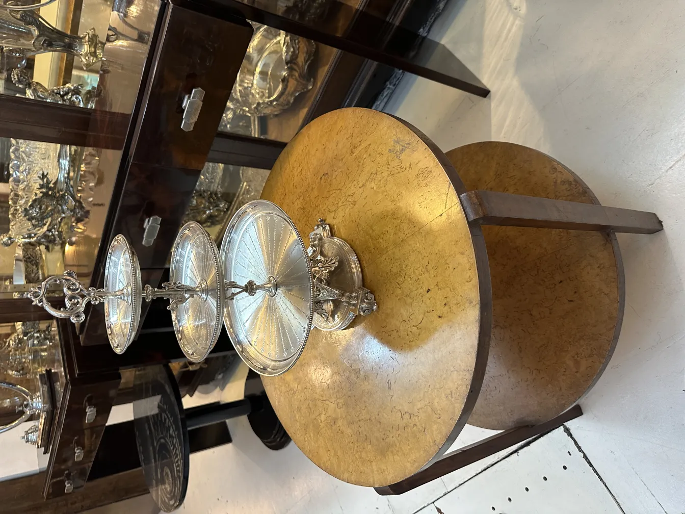 Piatto da dolci antico con design elegante e dettagli ornamentali, posizionato su un tavolo in legno.