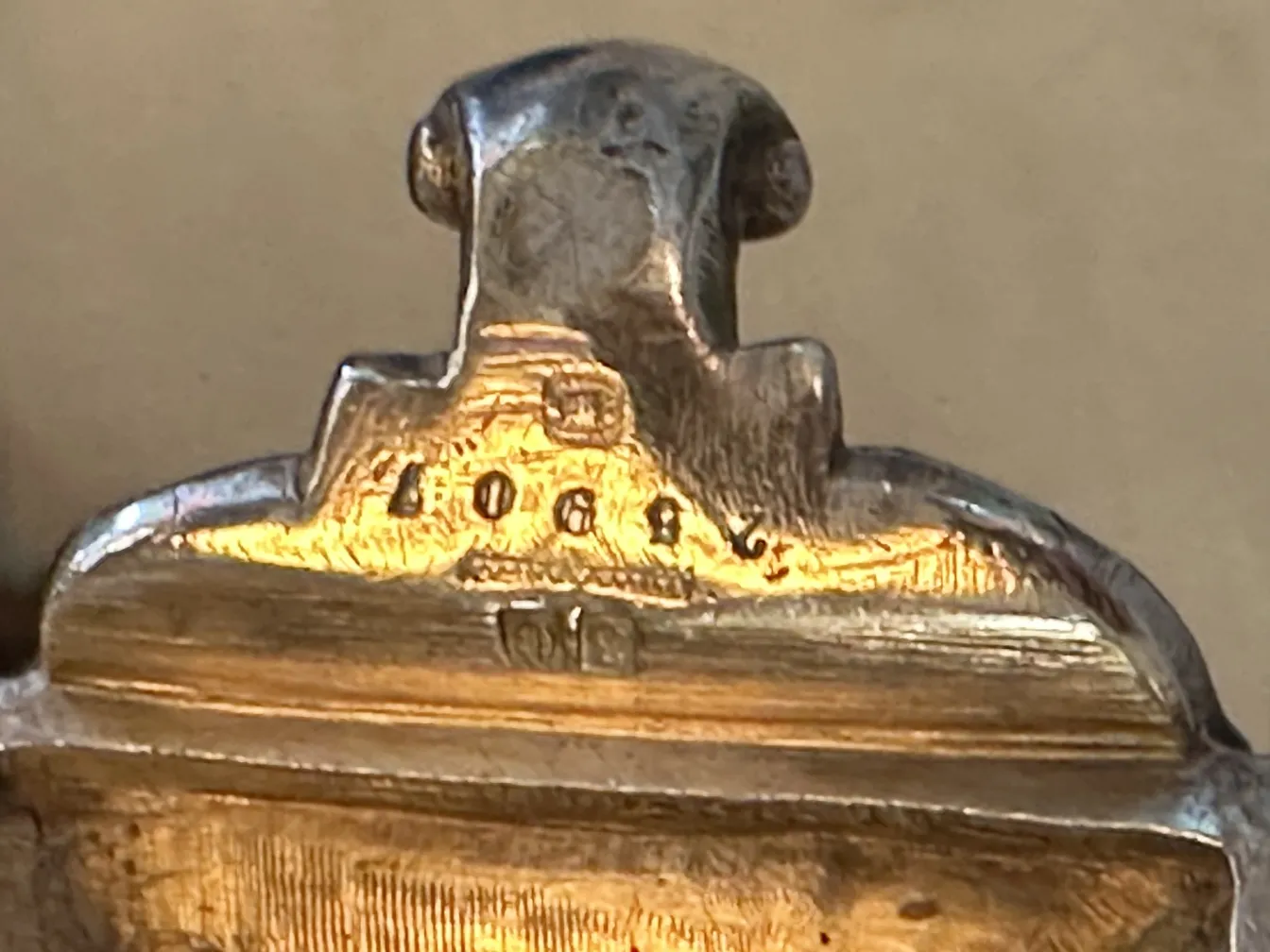 Piatto da dolci antico con dettagli intricati e design.