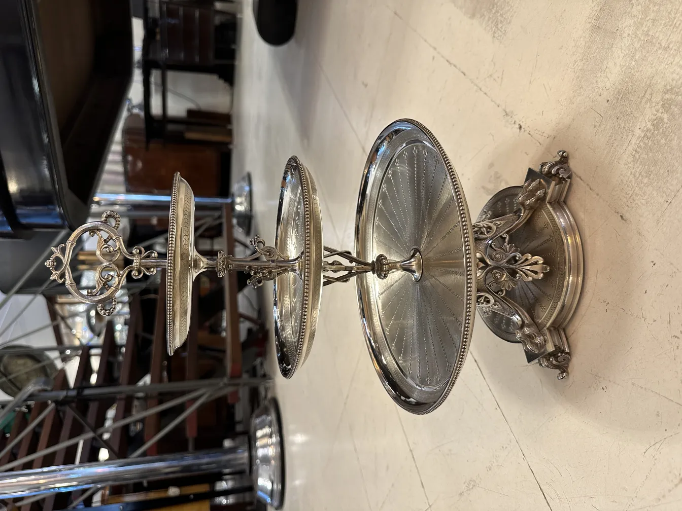 Plat à pâtisserie antique avec un design complexe et un piédestal élégant.