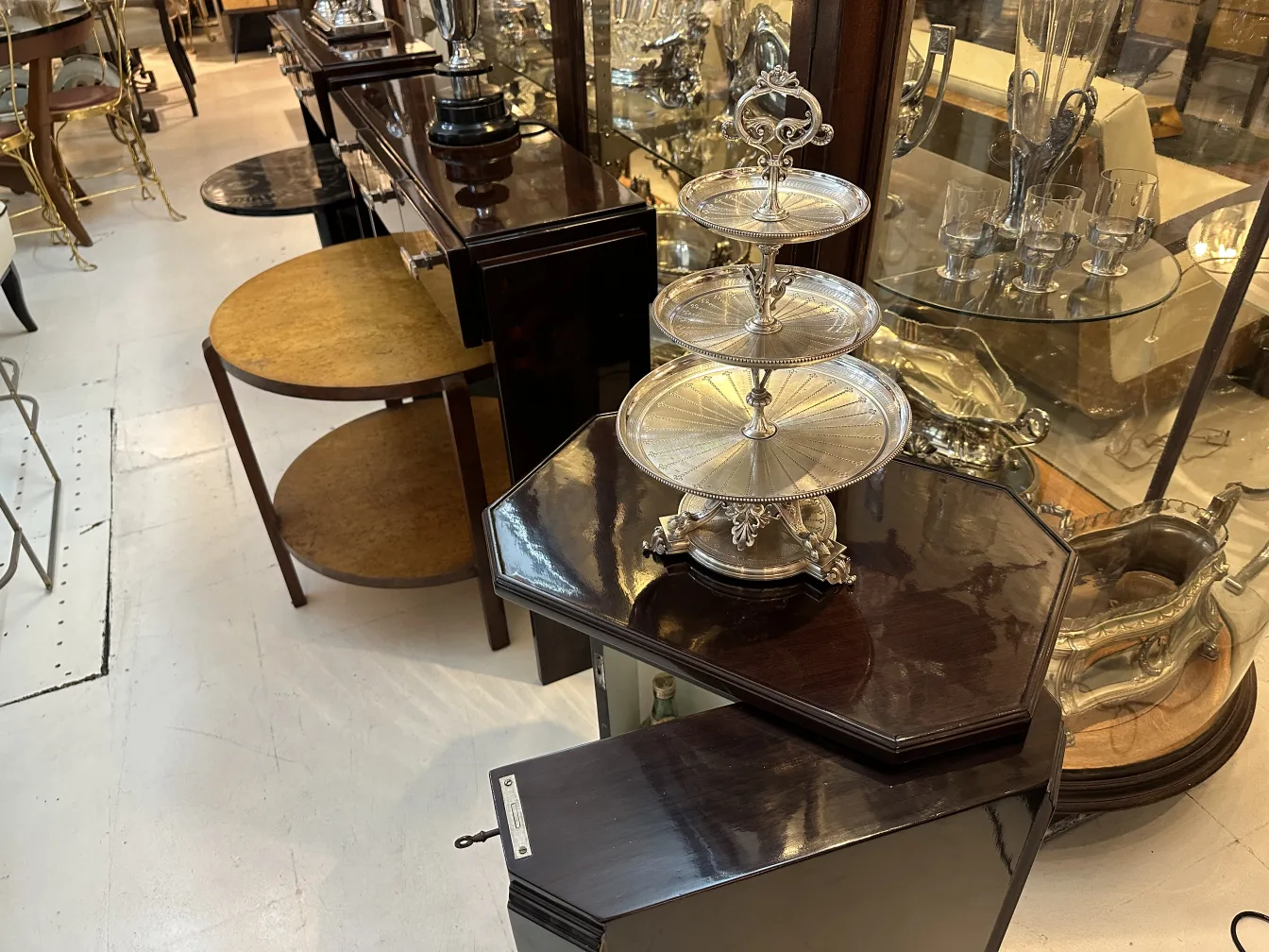 Plat à pâtisserie ancien avec trois niveaux dans un cadre ancien.