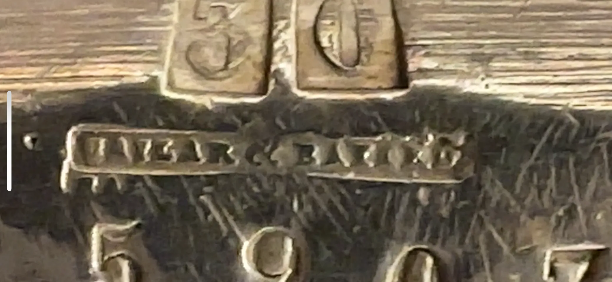 plato de masas antiguo con detalles únicos y numéricos