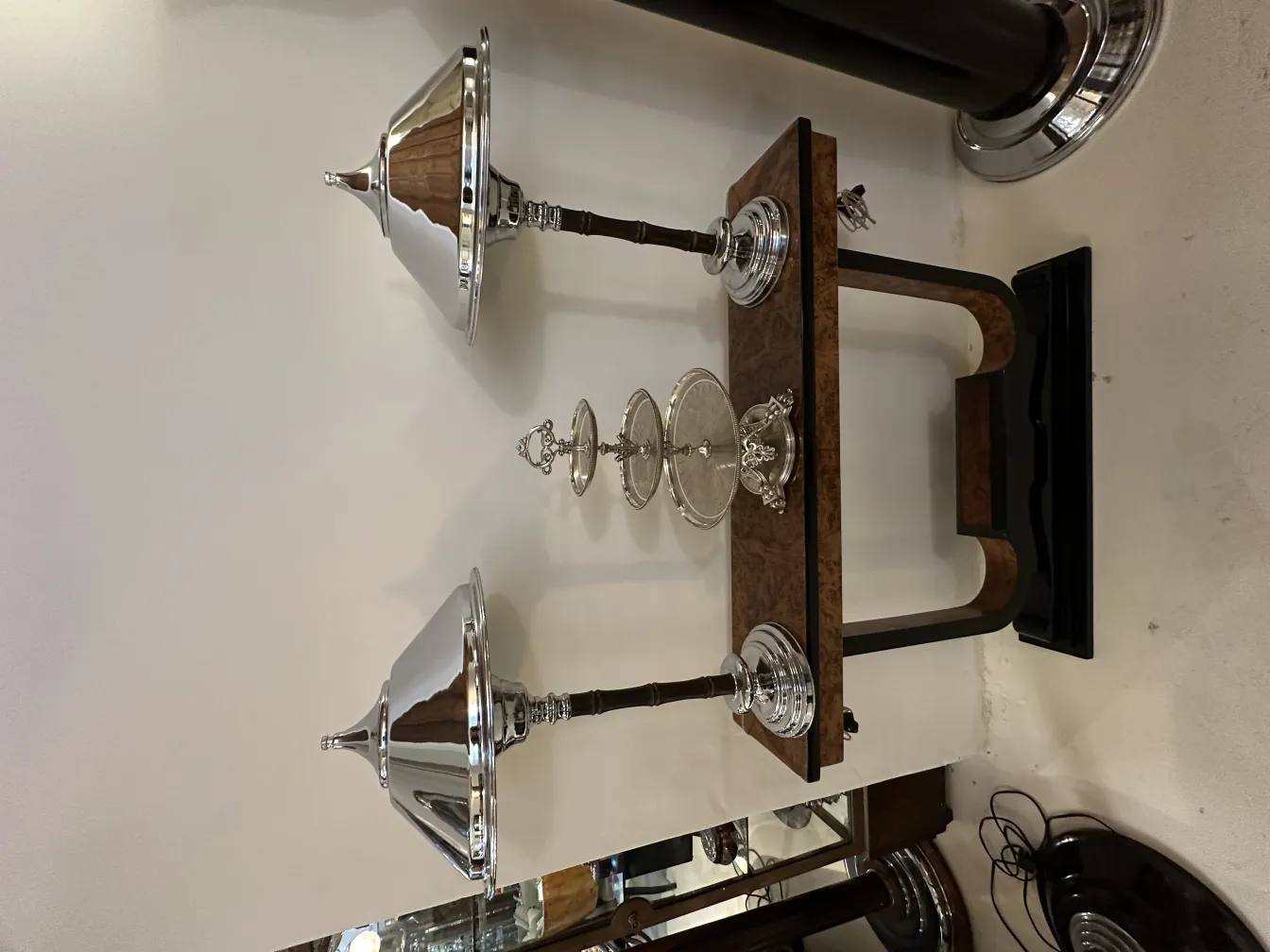 Antiker Kuchenteller mit eleganten Details in einem klassischen Rahmen.