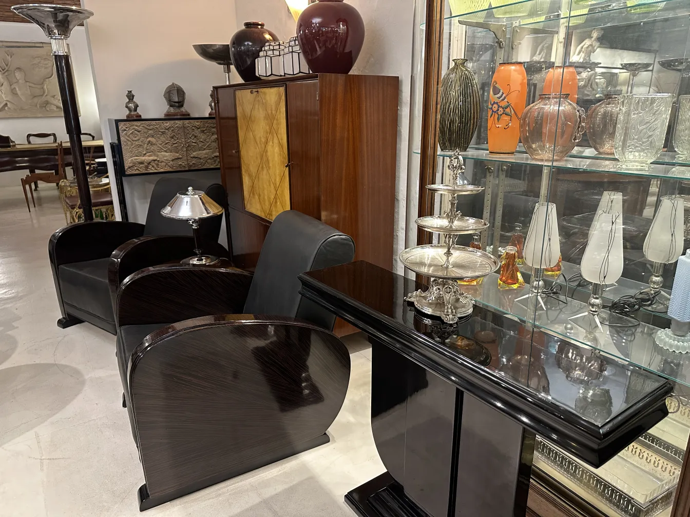 Prato de massas antigo em mesa com ambiente