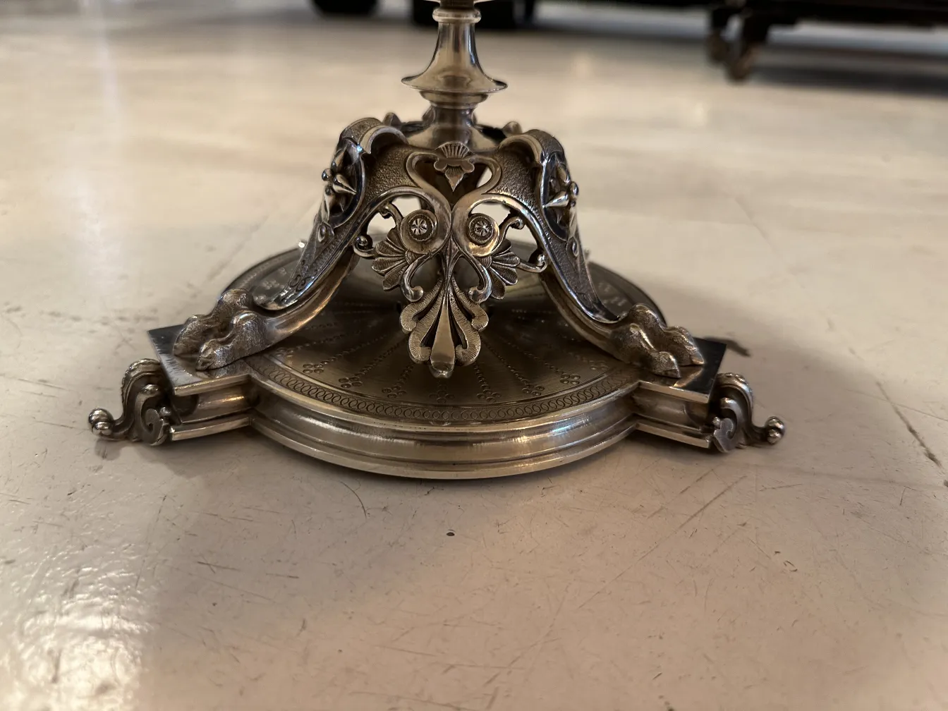 Plato de masas antiguo con un soporte decorado, elegante y funcional.