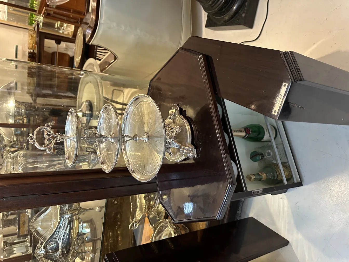 Plato de masas antiguo con tres niveles, brillante y elegante en un entorno de antigüedades.