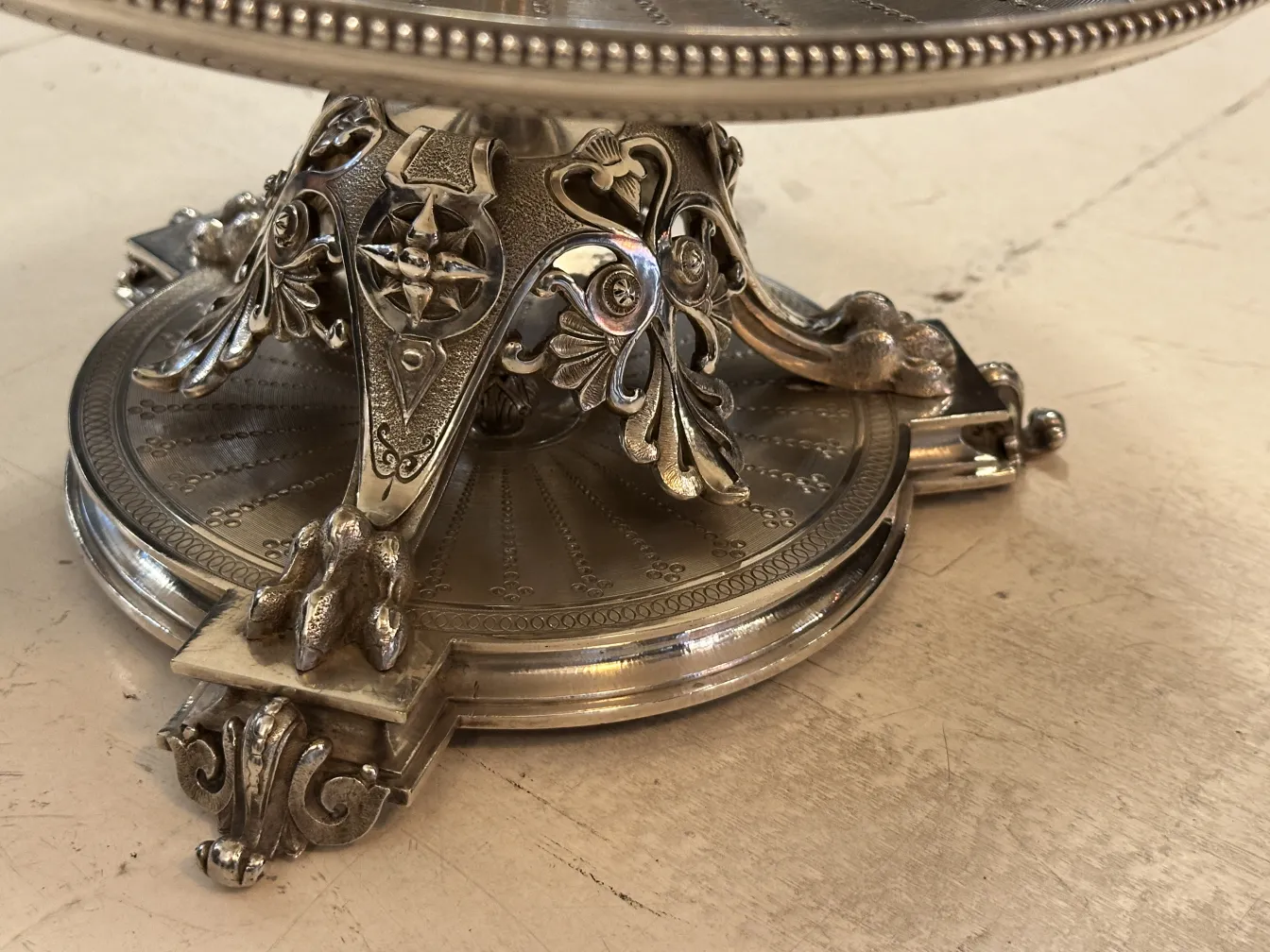 prato de massas antigo com base decorativa, detalhe elegante