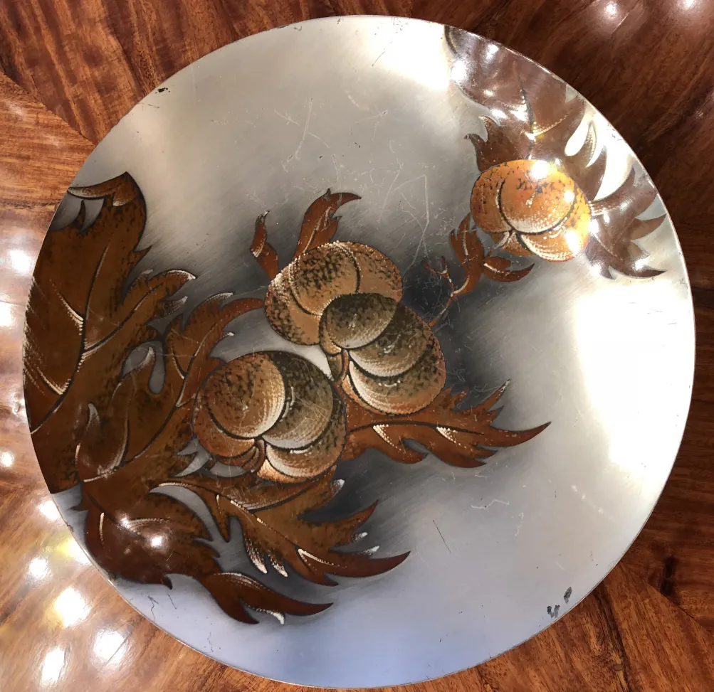 piatto da dolci antico con decorazione floreale in metallo