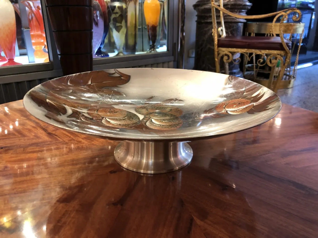 Plat à pâtisserie ancien avec un design élégant et brillant, parfait pour servir des desserts.