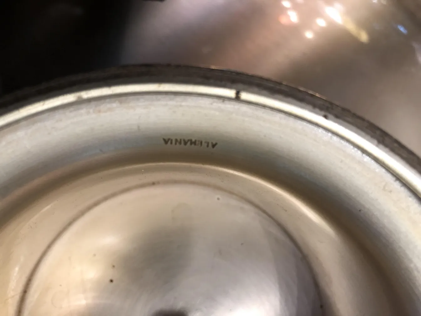 Prato de massas antigo com detalhes sutis e borda elegante.