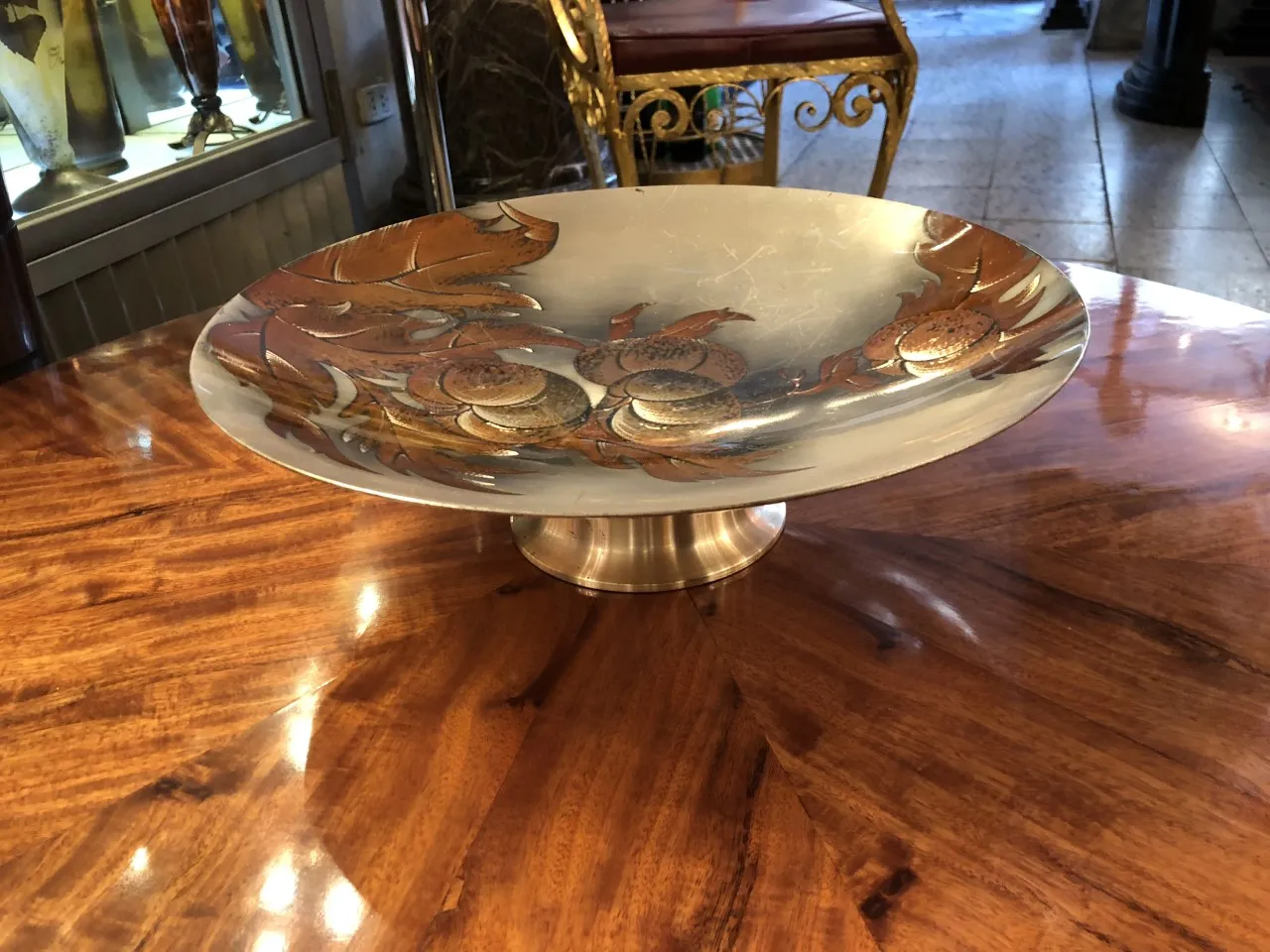 Antiker Kuchenteller mit dekorativem Design, klassisches Ambiente.