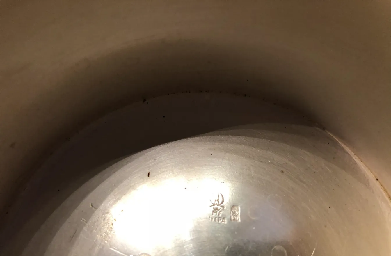 Prato de massas antigo com detalhes visíveis e sinais de uso.