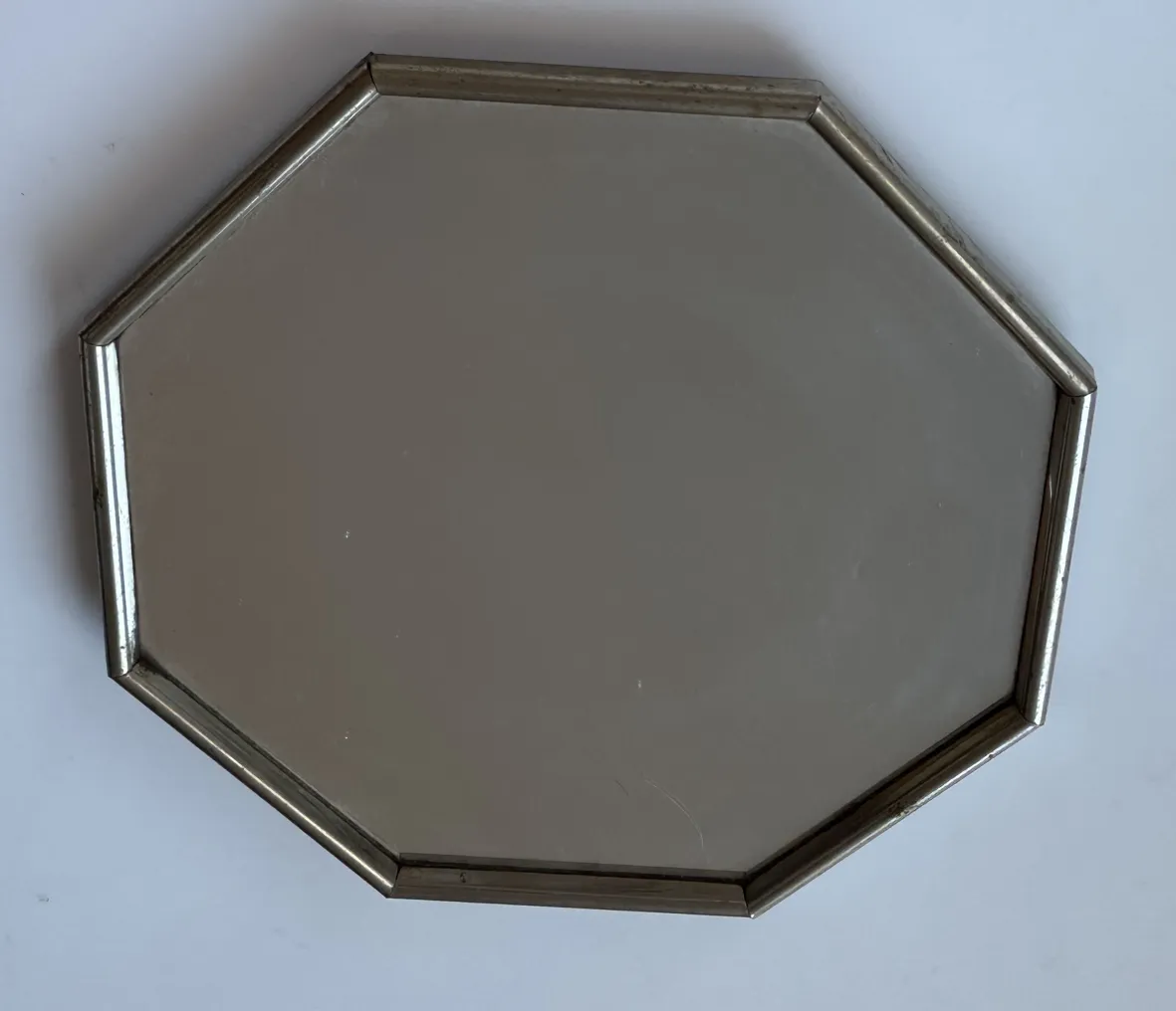 antike Likörkaraffe mit 6 Gläsern in elegantem Setting