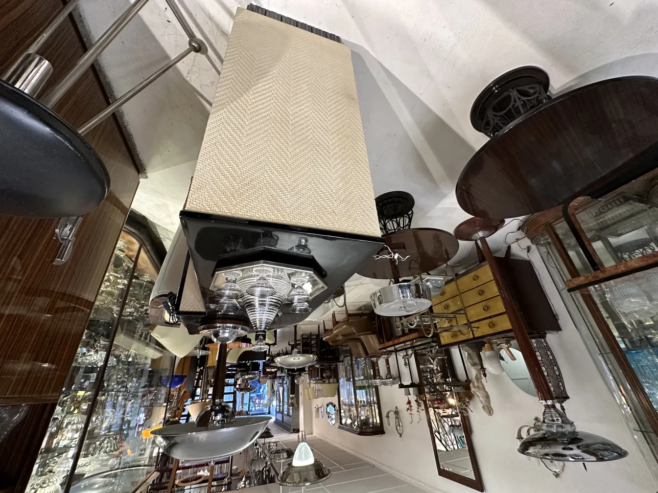 antike, Likörkaraffe mit 6 Gläsern in elegantem Ambiente