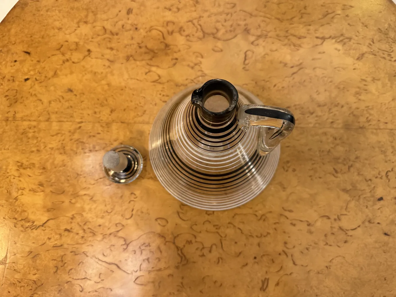 طقم خمور قديم مع 6 أكواب، خلفية من الخشب اللامع.