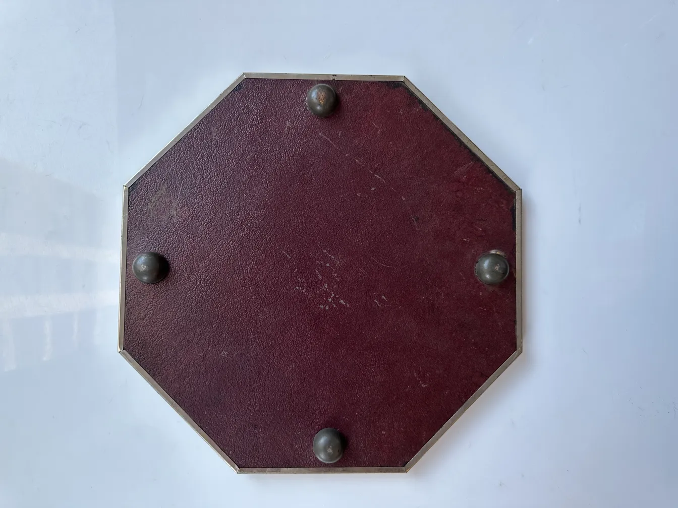 licorera octagonal con copas en un fondo claro