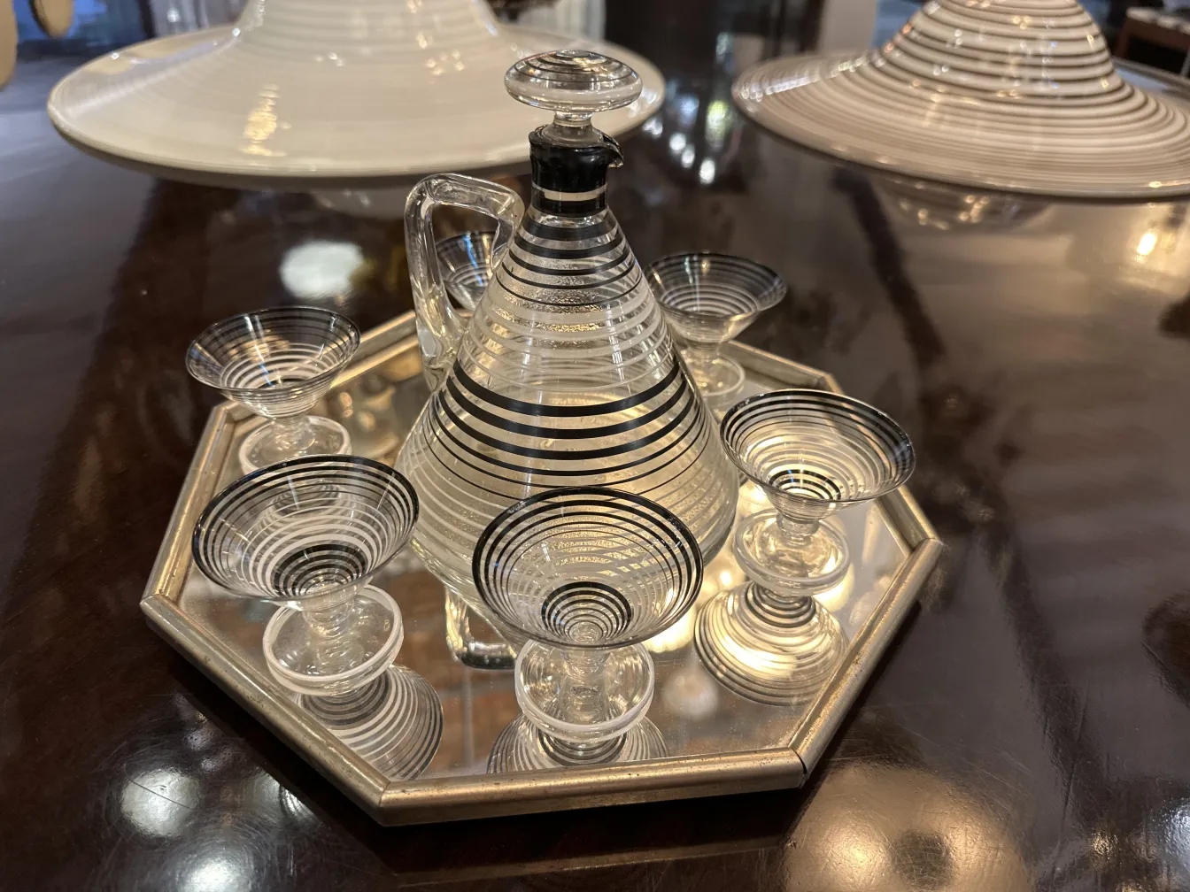 caraffa di liquore antico con bicchieri decorativi su specchio