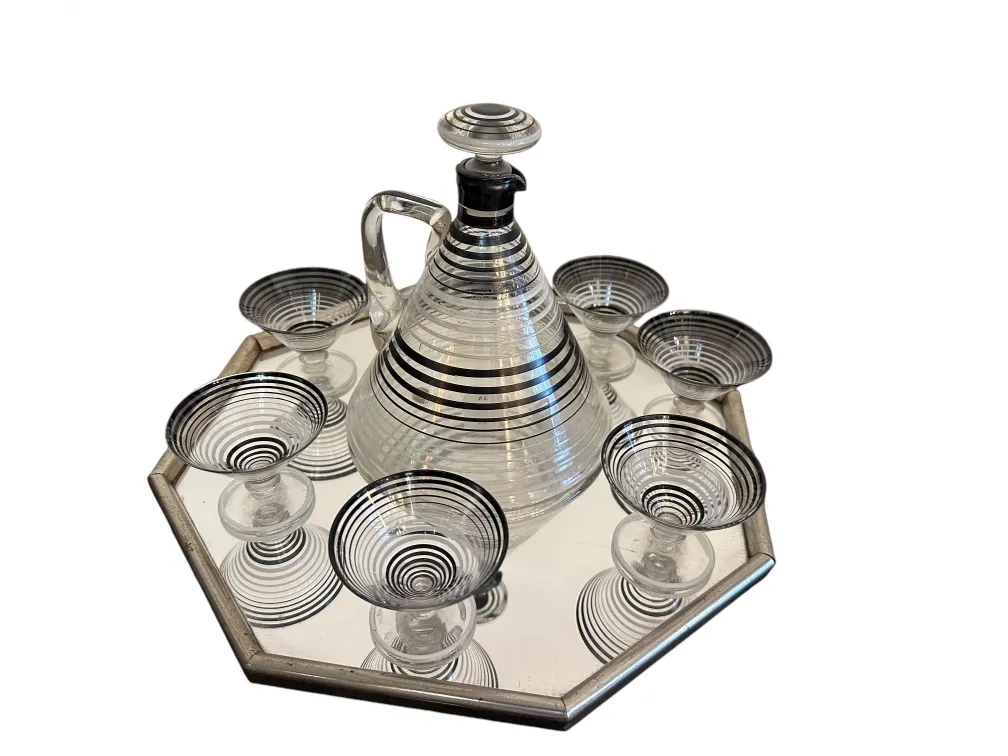 Set da liquore e bicchieri con design a righe su un vassoio