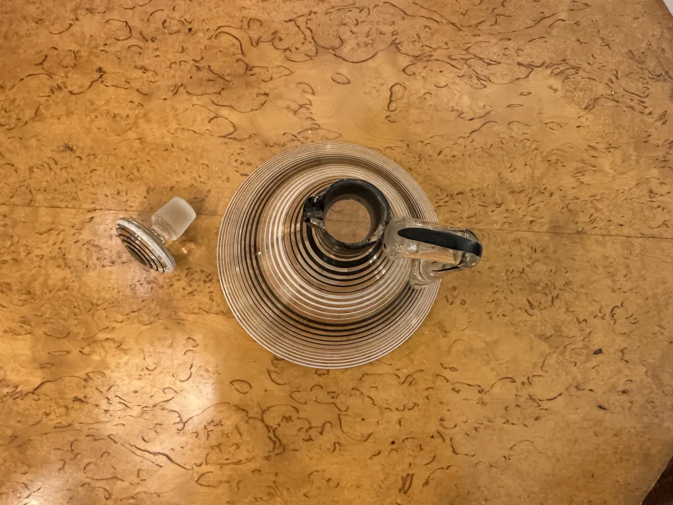 antike Likörkaraffe mit Stopfen und 6 dekorativen Gläsern auf dem Tisch