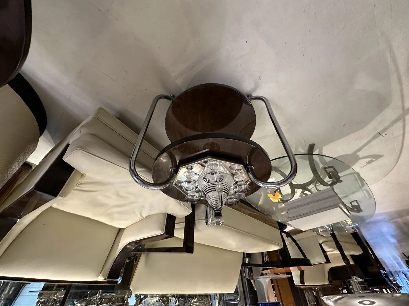 قارورة خمور قديمة زجاجية مع 6 أكواب في جو أنيق