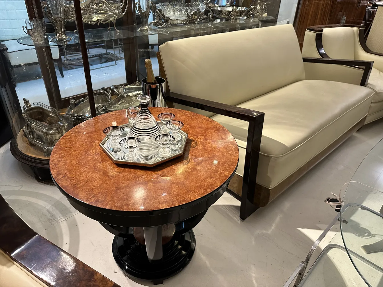 古董醒酒器与经典造型，旁边有6个优雅的酒杯