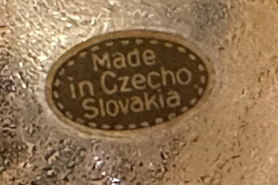 antico set da liquore e 6 bicchieri con un design elegante, in un ambiente caldo e accogliente