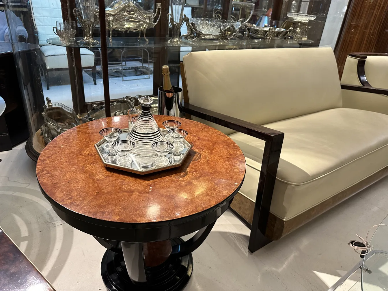 licorera decorativa con copas en una mesa elegante