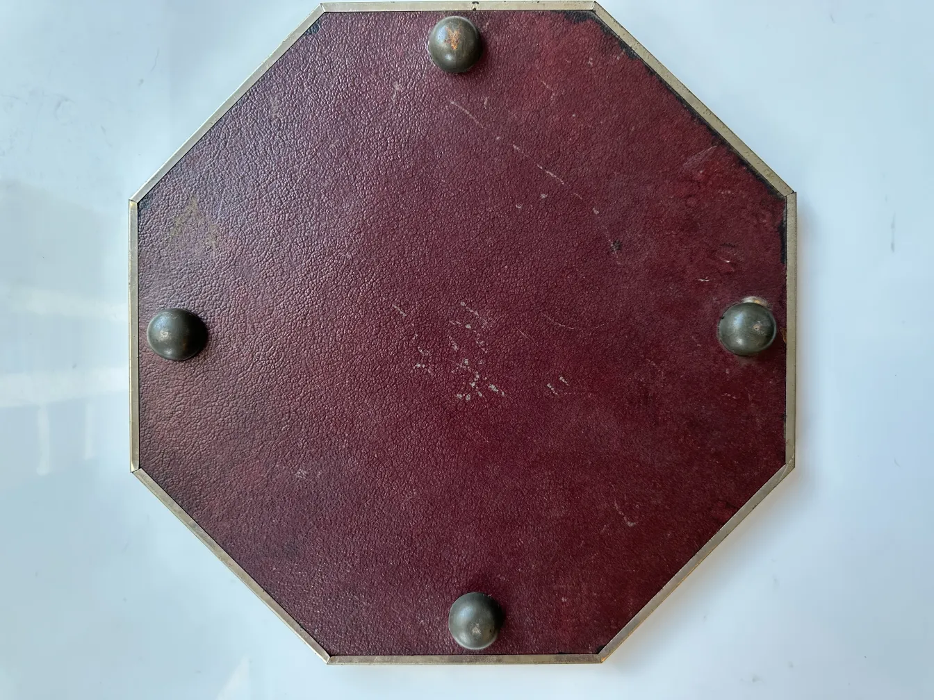 ancien set à liqueur et 6 verres décoratifs sur fond clair