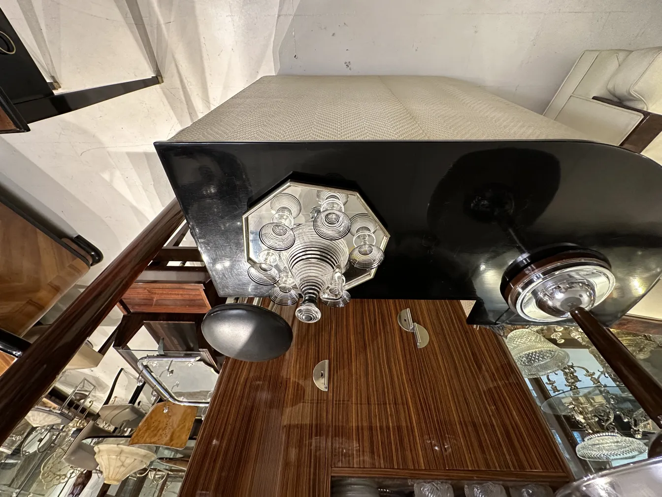 bottiglia da liquore antica con 6 bicchieri elegantemente progettati in un ambiente classico