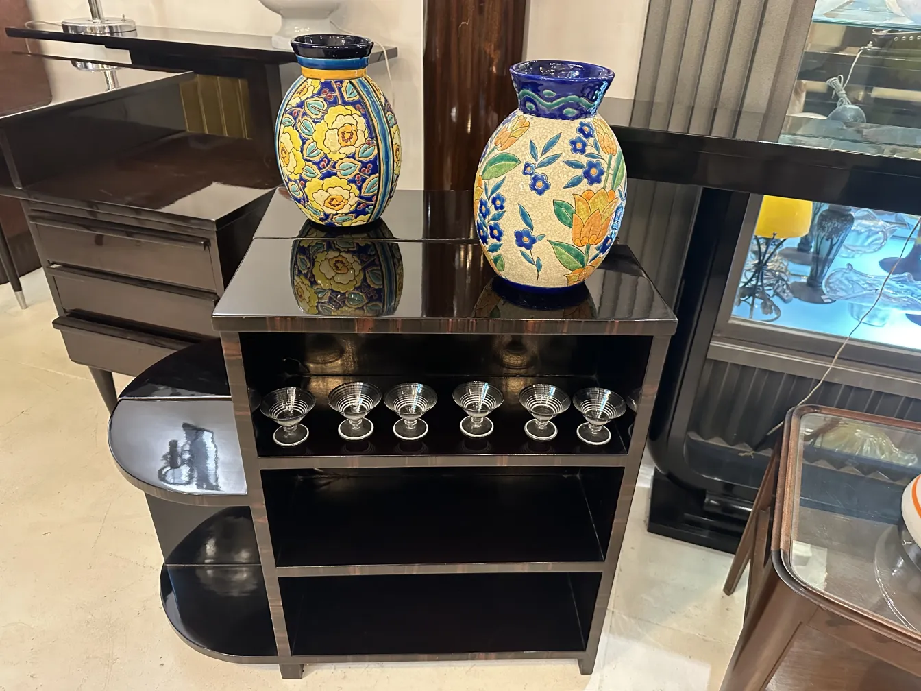 carafe à liqueur ancienne avec 6 verres décorés sur étagère