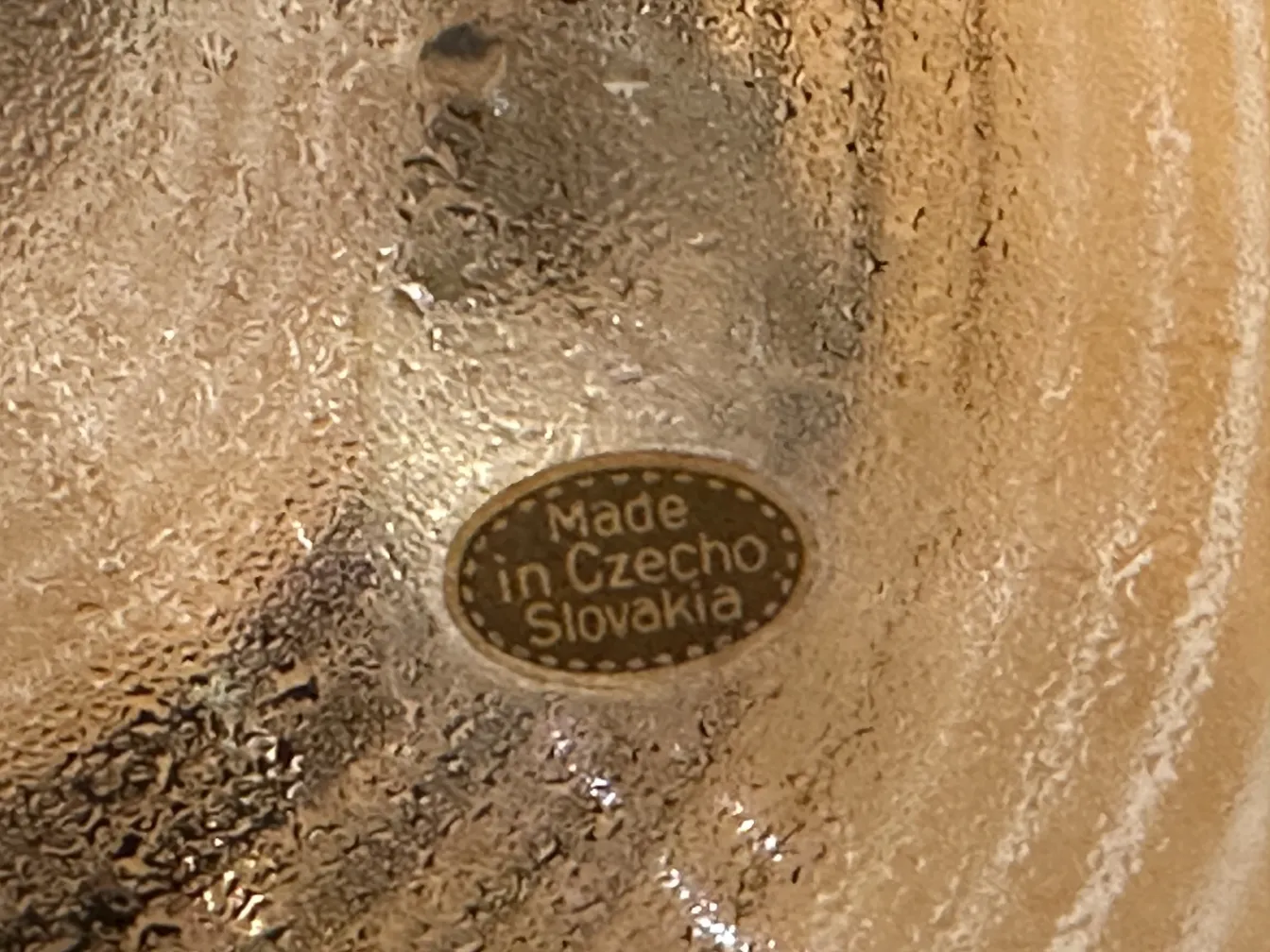 vecchia bottiglia da liquore con 6 bicchieri decorativi su uno sfondo morbido