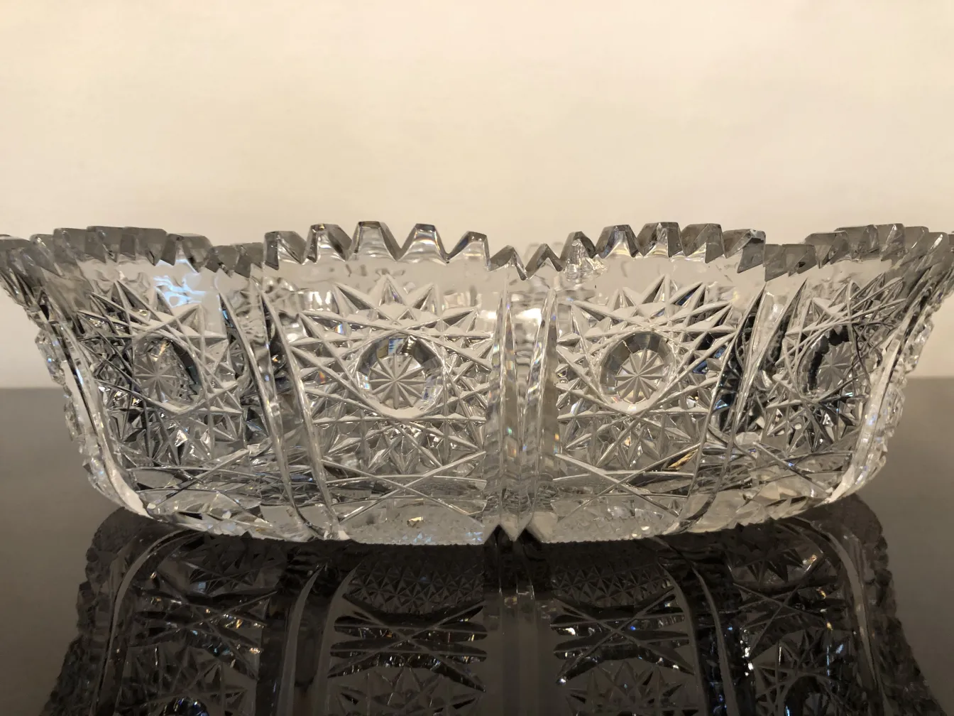 centrotavola in vetro antico con dettagli decorativi