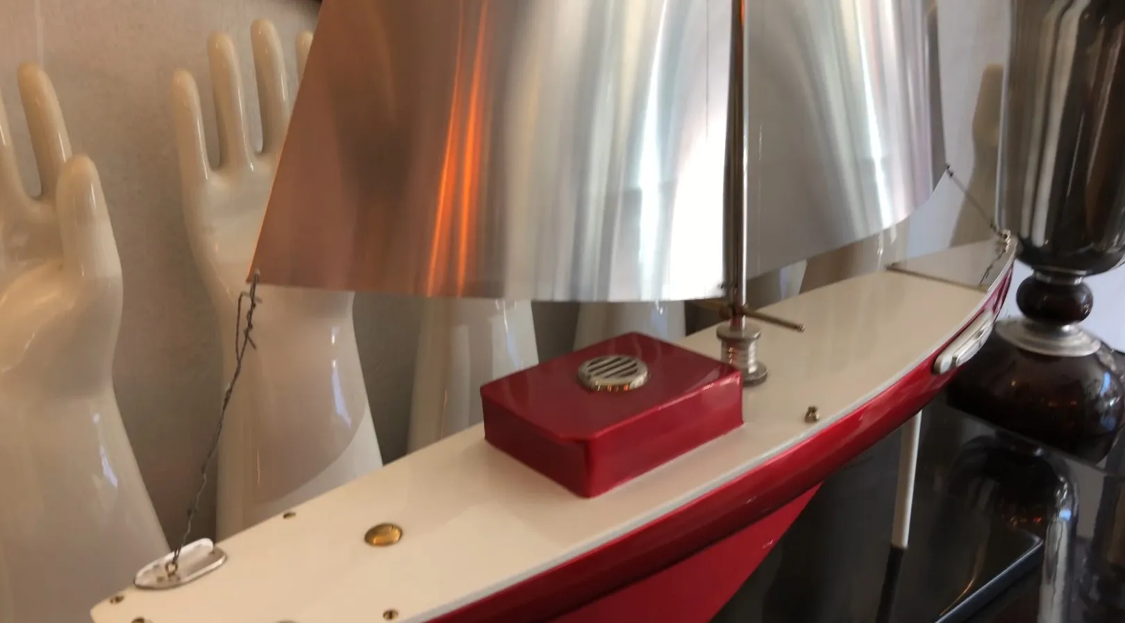 Barco del diseñador antiguo con vela plateada y detalles rojos