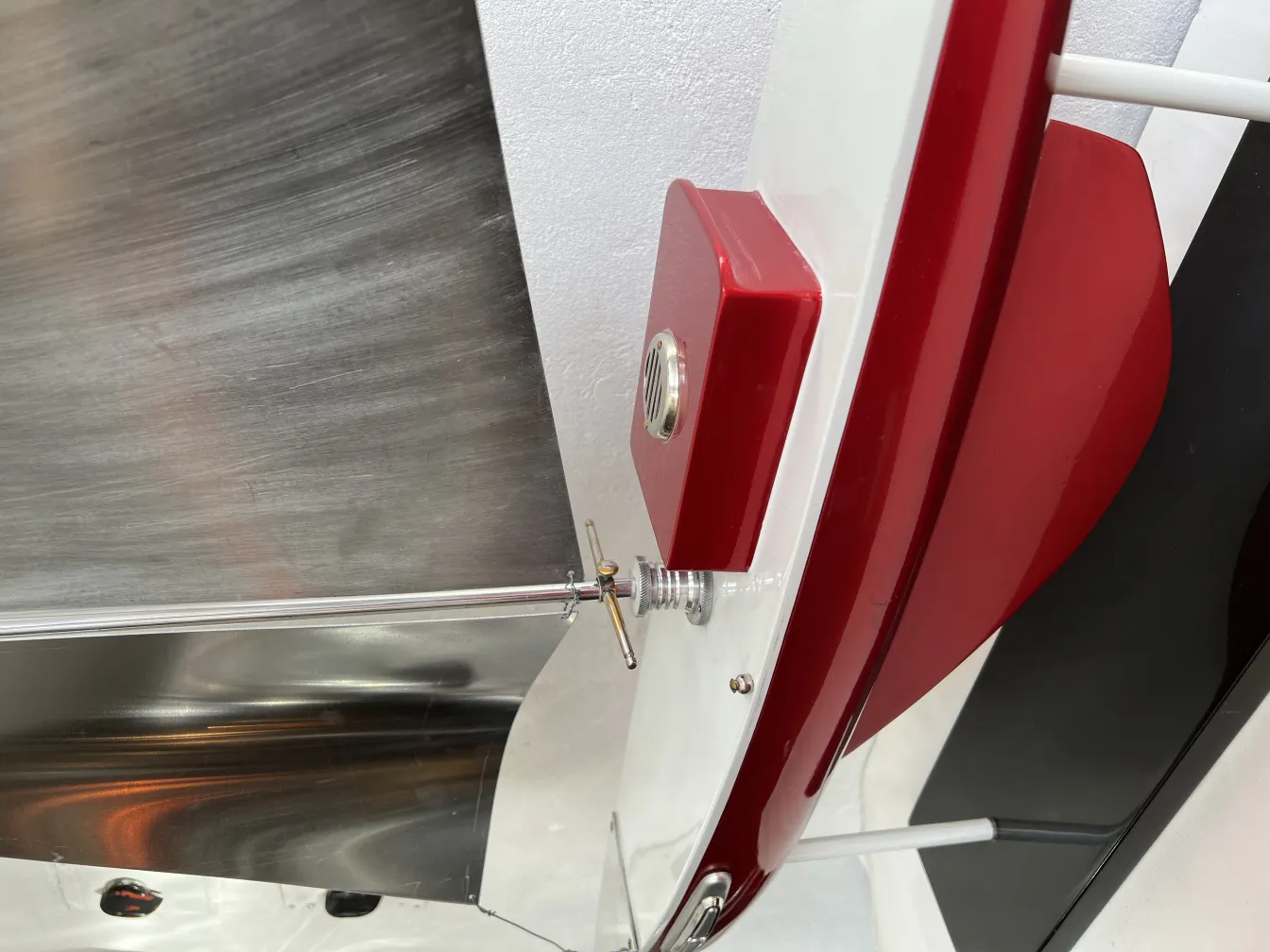 Antike Darstellung eines Designer-Schiffes, Details in Rot und Silber.