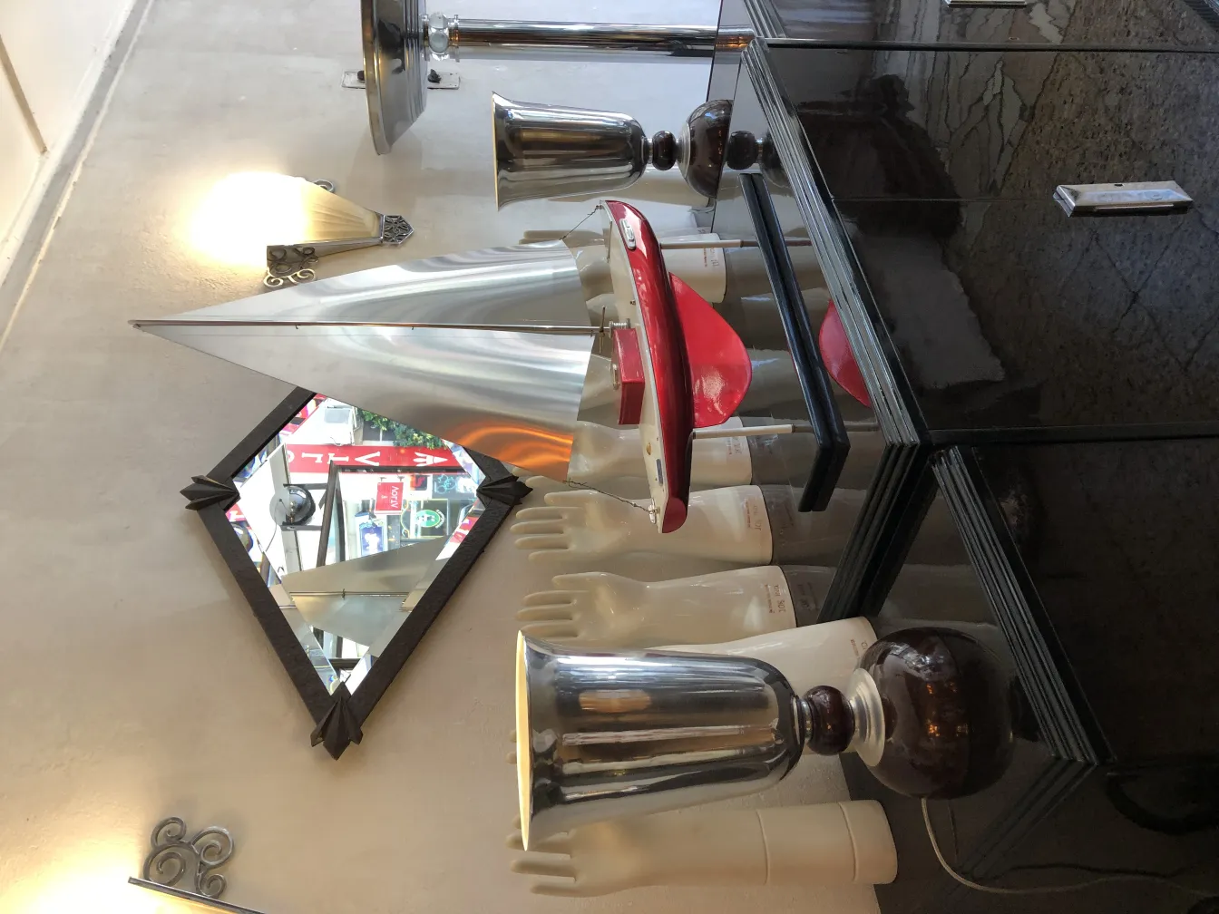 Barca antica del designer Marcelo Peña con dettagli artistici arrotondati e un ambiente moderno.